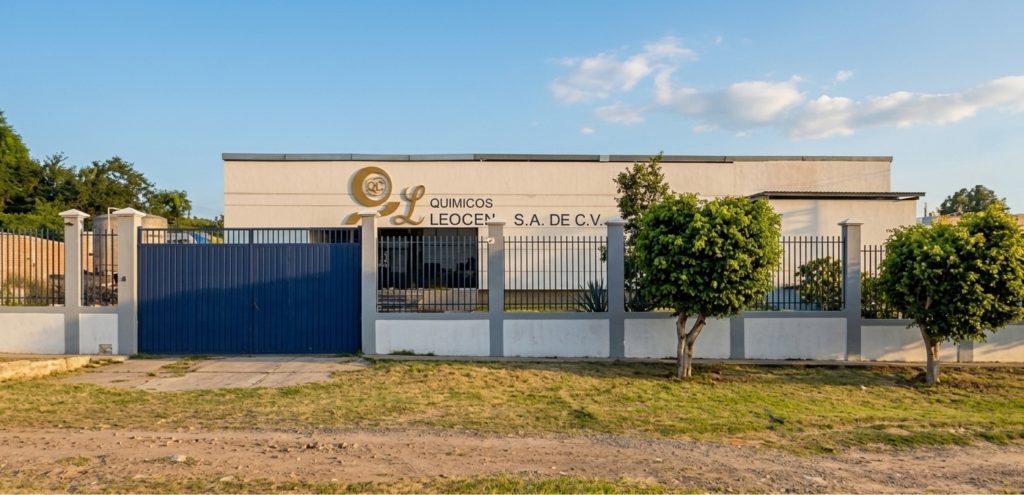 Fachada de la planta de Químicos Leocen con su letrero y logotipo en la entrada, en Carretera San Martín el Verde, El Salto, Jalisco.